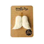 Fehér színű kézműves tűnemezelt gyapjú angyalszárny karácsonyfadísz natúr kraft csomagoláson, részletesen kidolgozott felülettel, fa alapra kasírozva.