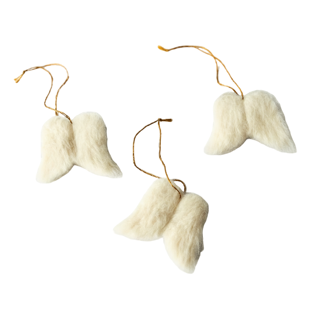 Három egyedi fehér színű gyapjú angyalszárny függődísz arany selyem zsinórral, egymás mellett fektetve, kézzel készült tűnemezelt részletekkel.