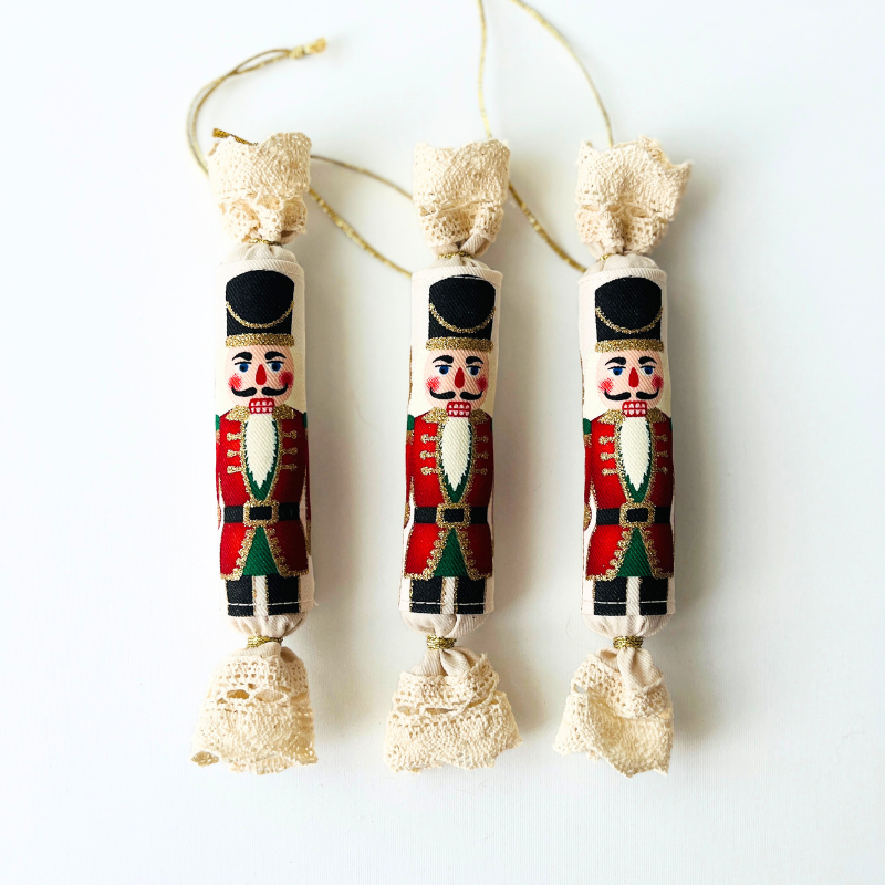 Diótörő textil szaloncukor karácsonyfadísz - fekete kalappal