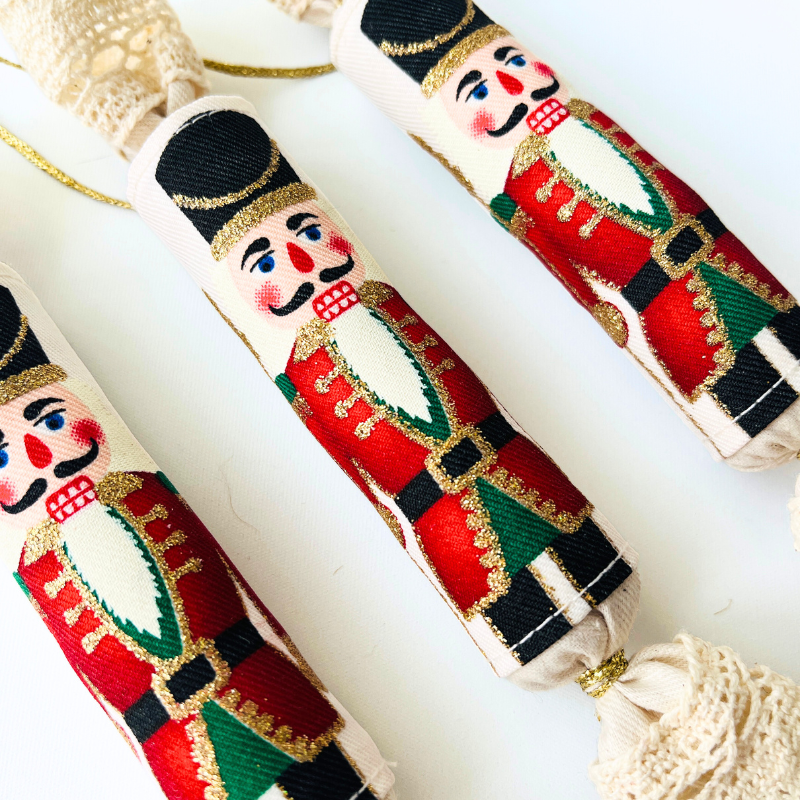 Diótörő textil szaloncukor karácsonyfadísz - fekete kalappal