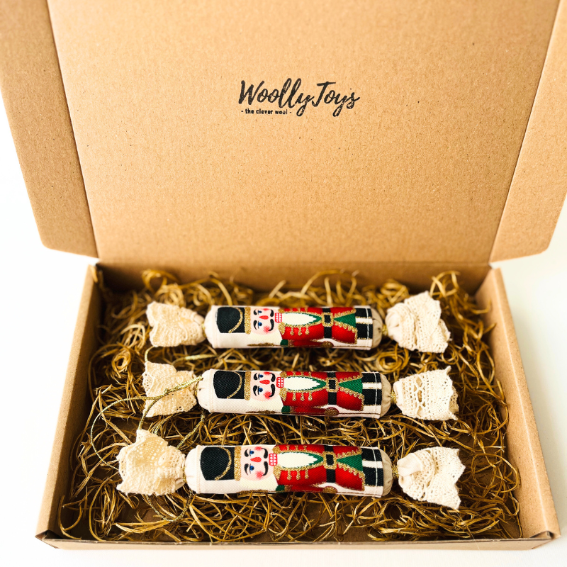 Diótörő textil szaloncukor karácsonyfadísz - fekete kalappal