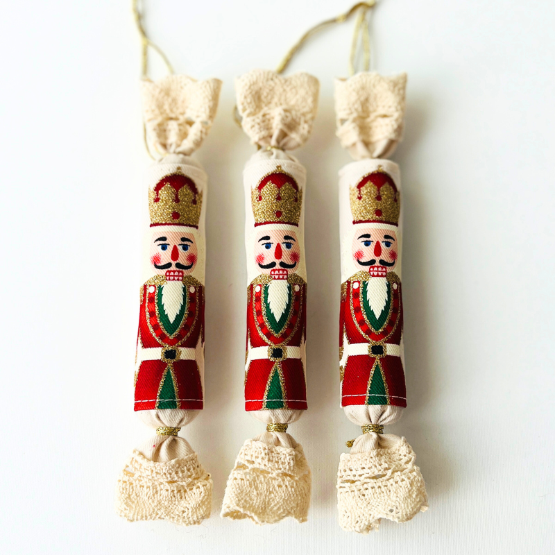 Diótörő textil szaloncukor karácsonyfadísz - piros kalappal