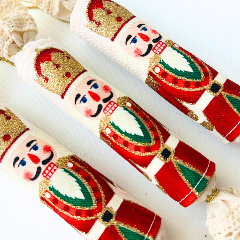 Diótörő textil szaloncukor karácsonyfadísz - piros kalappal