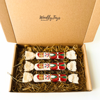 Három kézműves textil szaloncukor karácsonyfadísz piros kalapos diótörő mintával, elegáns kraft karton díszdobozban, ajándékozásra készen.