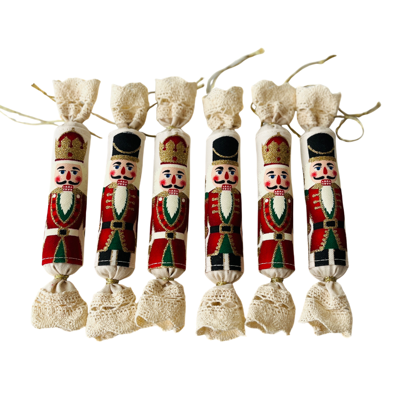 Diótörő textil szaloncukor karácsonyfadísz - fekete kalappal