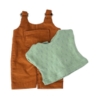 Felhő - Rozsda nadrágban választott pólóban