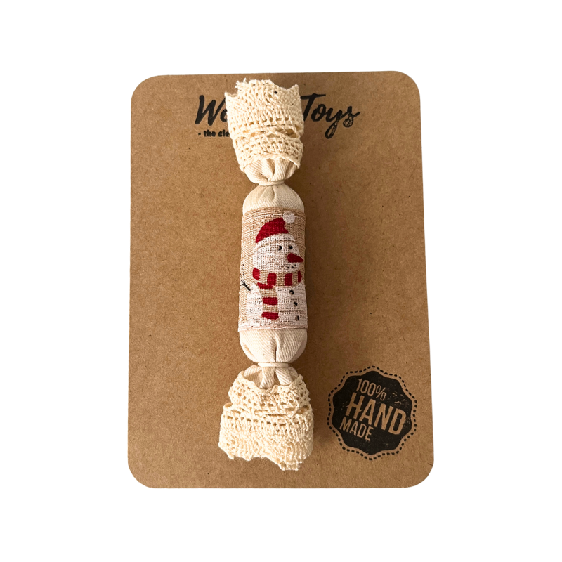 Kézzel készült, piros-fehér hóember mintás, natúr világos színű  textil szaloncukor karácsonyfadísz, natúr kraft karton csomagoláson. 