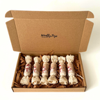 Hat darab egyedi, világos színű hóember mintás textil szaloncukor karácsonyfadísz elegáns kraft karton díszdobozban, készen az ajándékozásra, természetes anyagokból.