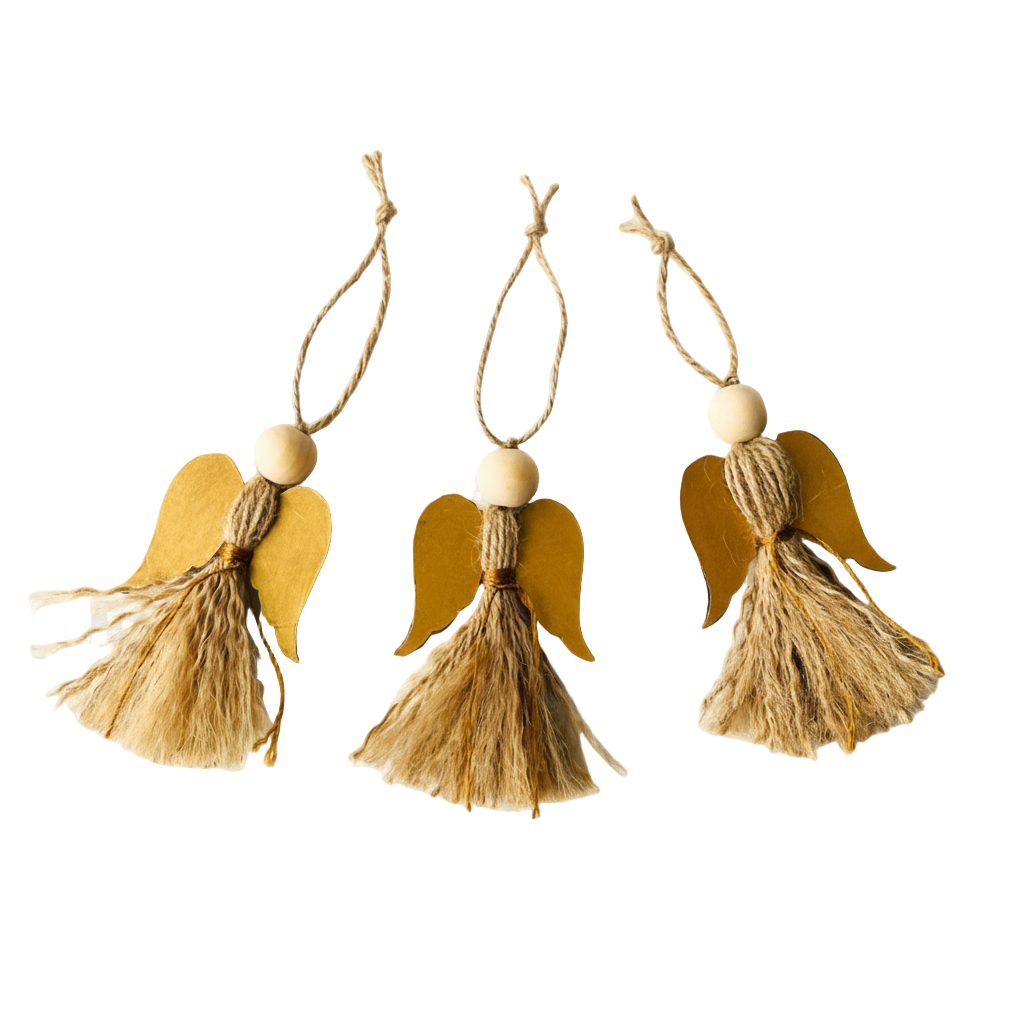 Három kézműves natúr angyal karácsonyfadísz arany szárnyakkal, spárgából és fából, egymás mellett fektetve, békés hangulatot árasztva.