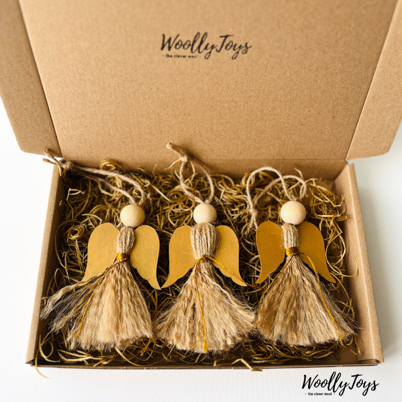 Három kézműves natúr angyal karácsonyfadísz arany szárnyakkal, spárgából és fából, elegáns kraft díszdobozban, egységes dekorációhoz.