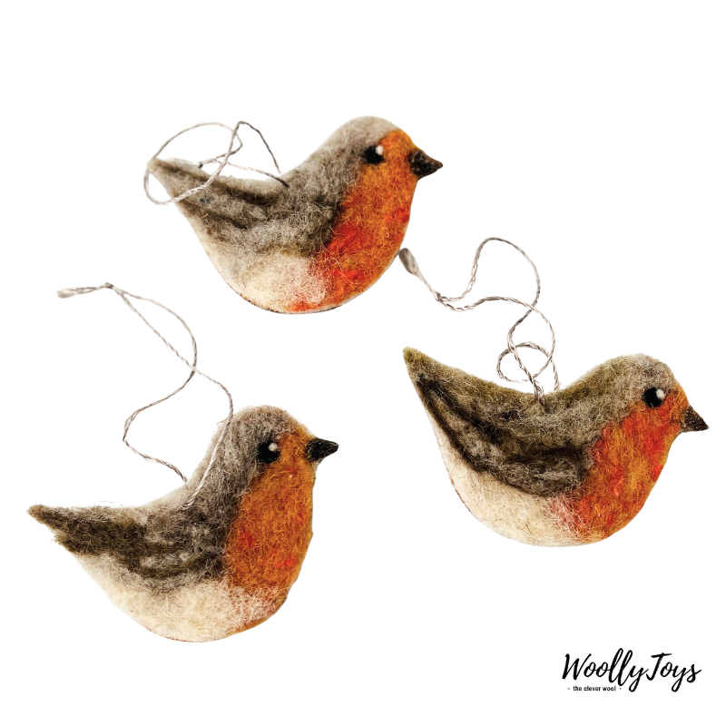 Három egyedi színes gyapjú vörösbegy függődísz barna selyem zsinórral, egymás mellett fektetve, kézzel készült tűnemezelt részletekkel.