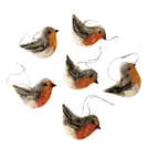 Hat kézműves színes gyapjú vörösbegy karácsonyfadísz barna zsinórral, egymás mellett.