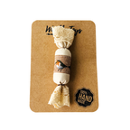 Kézzel készült natúr világos színű vörösbegy mintás textil szaloncukor karácsonyfadísz, pamut csipkével, natúr kraft karton csomagoláson.