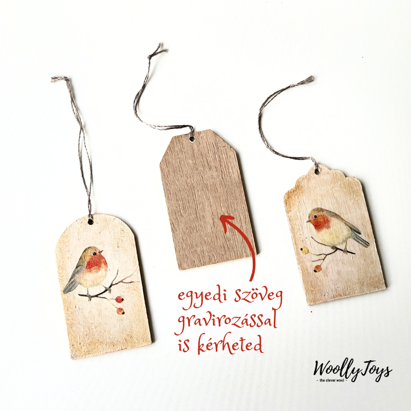 Három kézműves szines vörösbegy mintás fa ajándékkísérő egymás mellett bemutatva, a hátoldalukon jelölve a személyre szabható, gravírozható felületet.