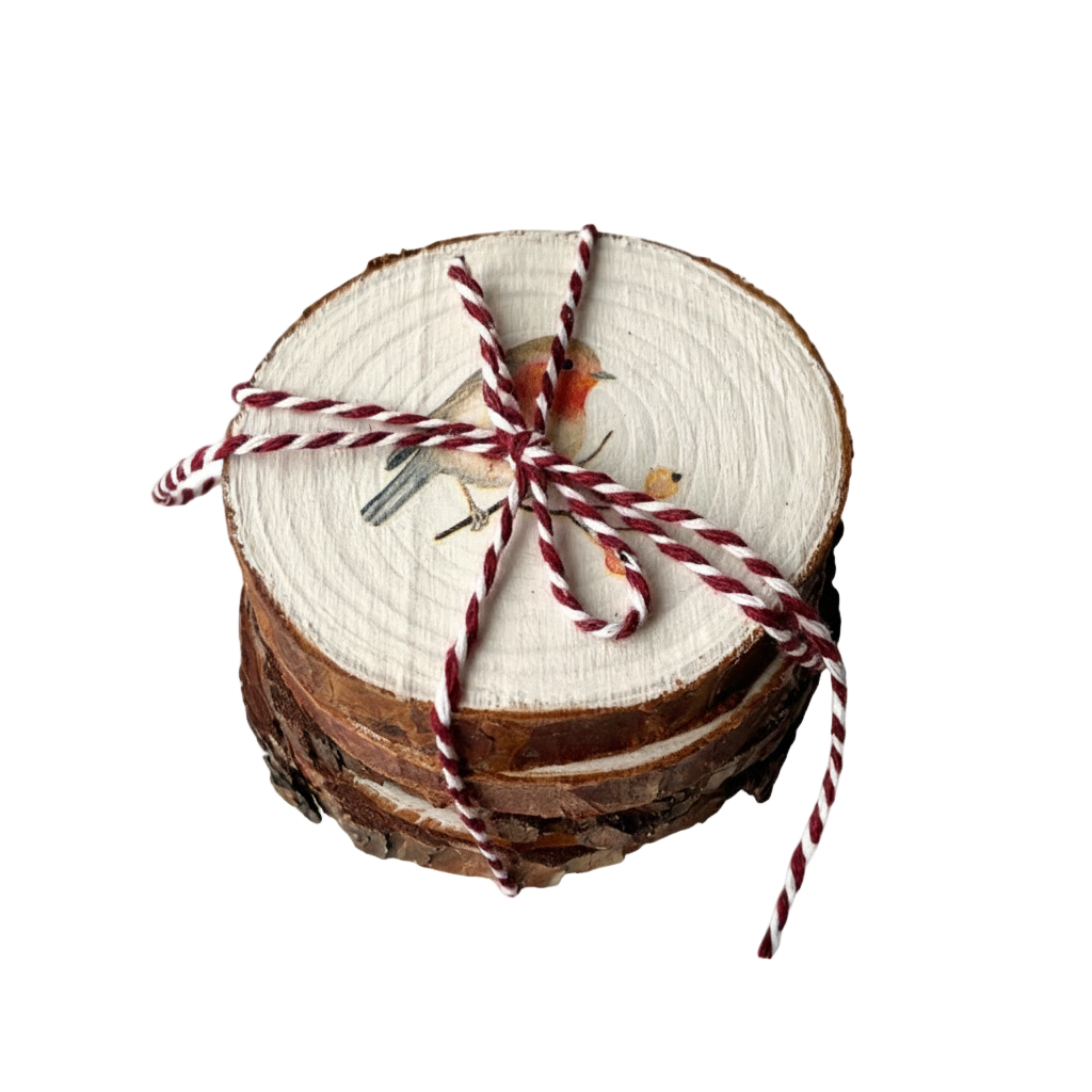 Kézzel készült színes vörösbegy mintás fahasáb poháralátét szalvéta technikával készült, négy darab egymáson, piros-fehér pékzsineggel átkötve.