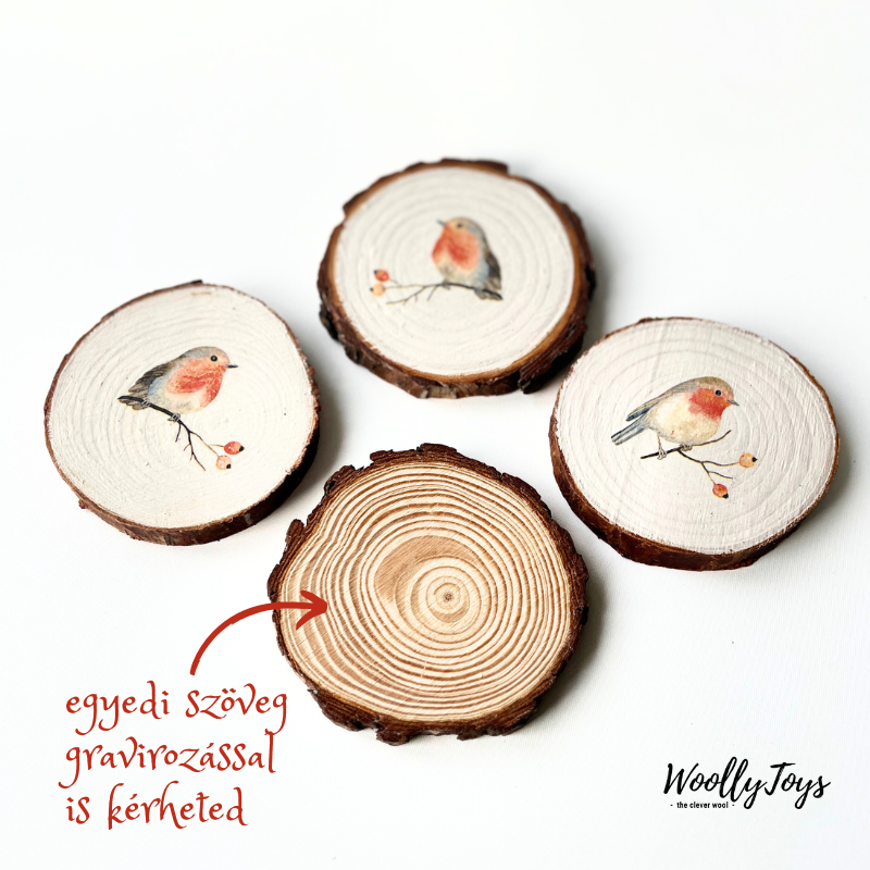 Négy egyedi szines vörösbegy mintás fa poháralátét, egymás mellett bemutatva, a hátoldalukon jelölve a személyre szabható, gravírozható felületet.