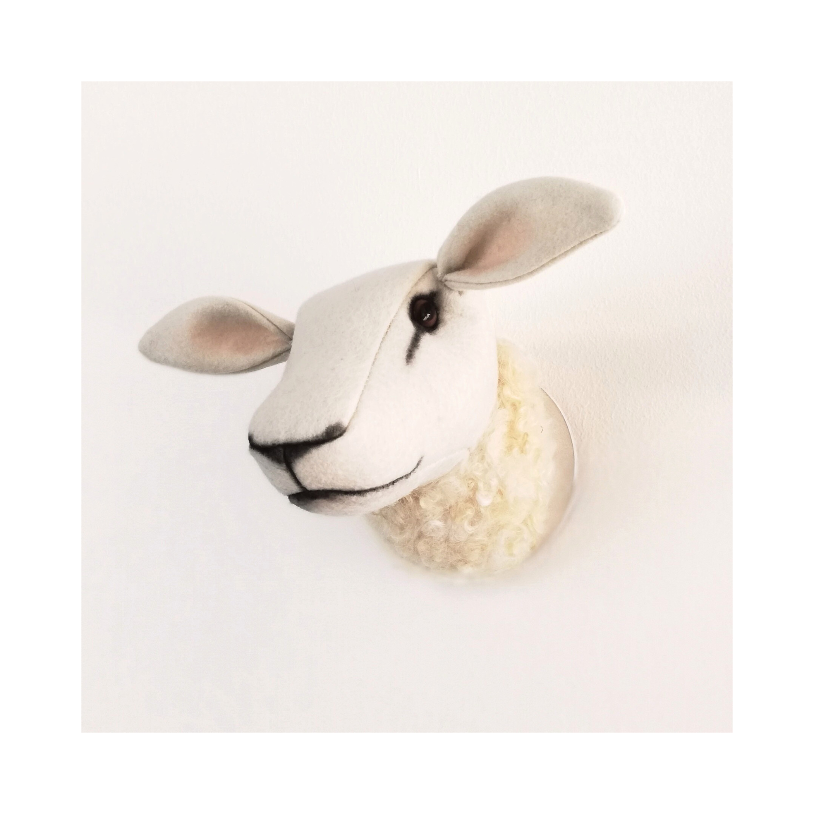 Bárányfej trófea gyapjúból