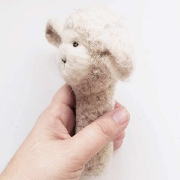 WoollyToys baba csörgő és fotókellék bárány