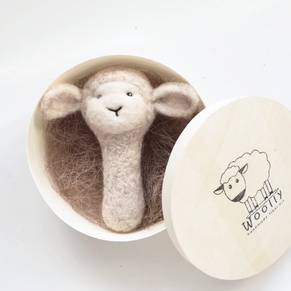 WoollyToys baba csörgő és fotókellék bárány